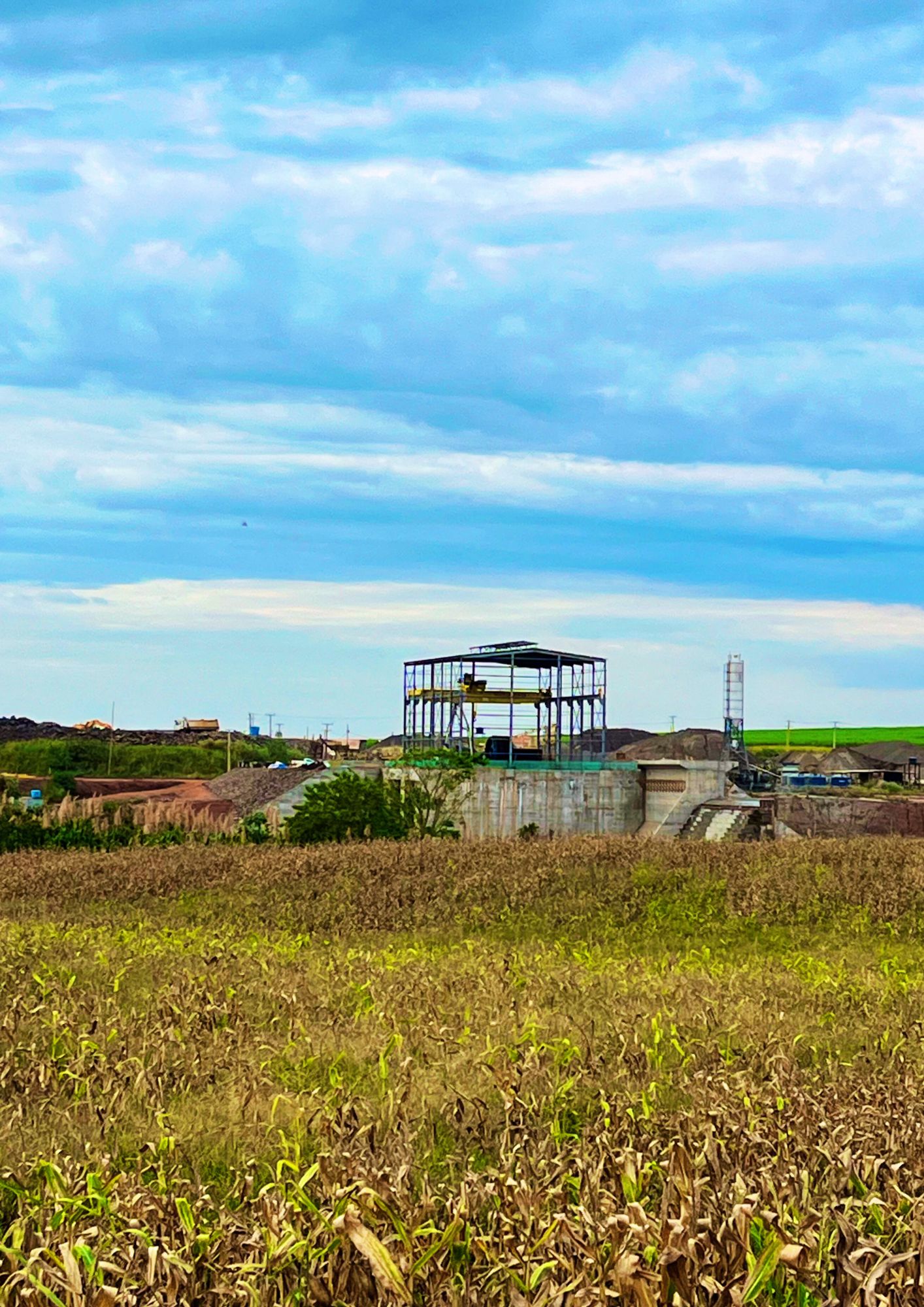 foto de uma usina hidrelétrica, com a qualidade modificada no canva.